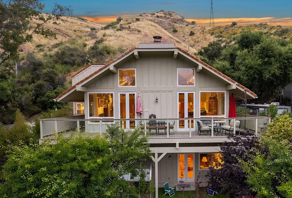 2090 Lakeshore Drive, Agoura Hills_01
