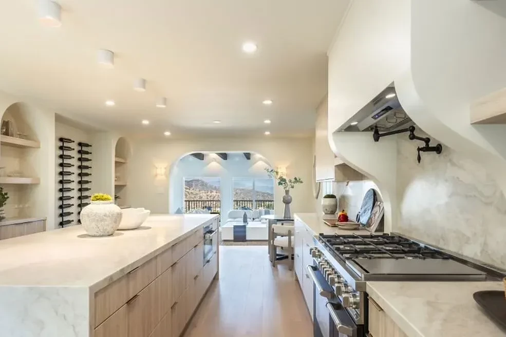 8300 Grand View Drive, Los Angeles_03