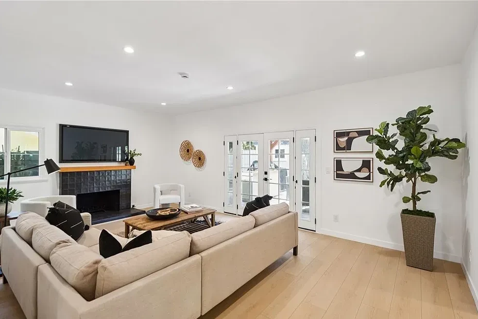 23509 Community Street, West Hills_02