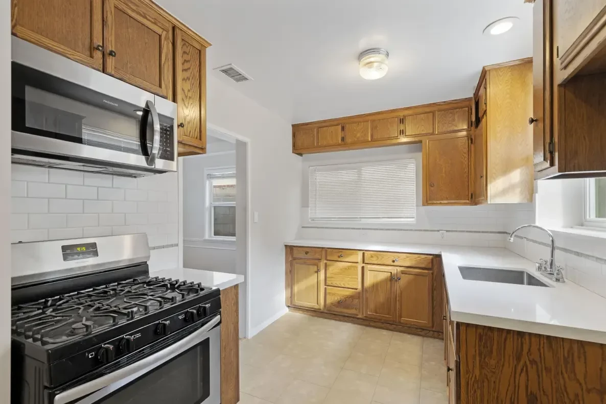 4326 Briggs Avenue, Montrose_03