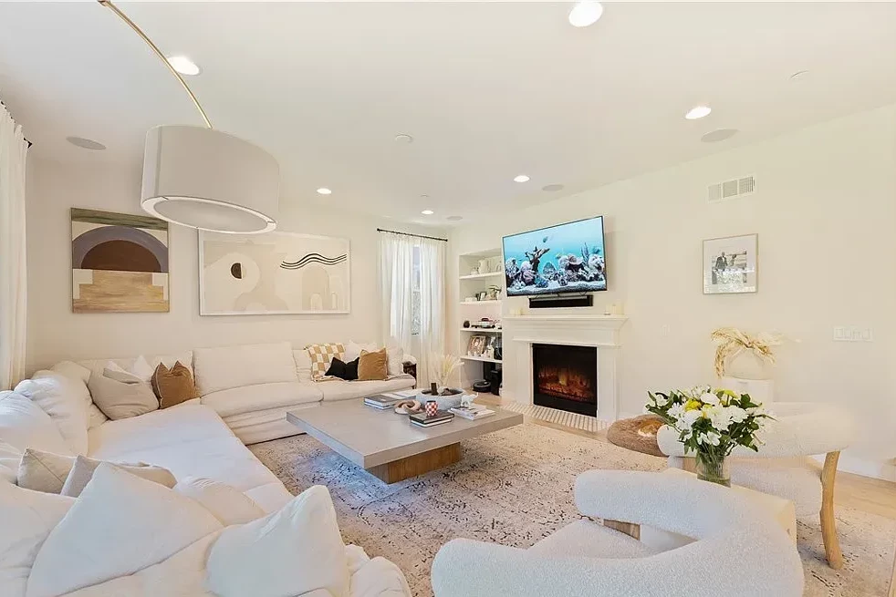 1_17065 Cantlay Street, Lake Balboa_02