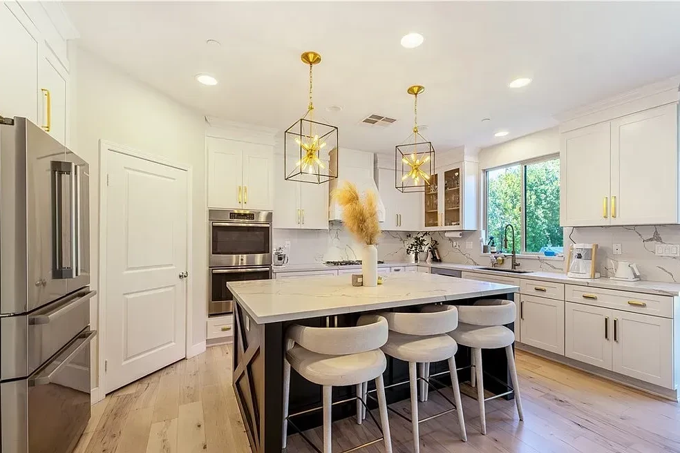 1_17065 Cantlay Street, Lake Balboa_03